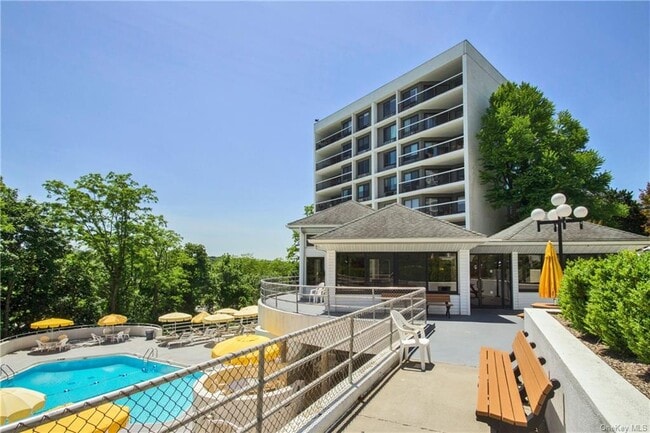 Building Photo - 400 High Point Dr