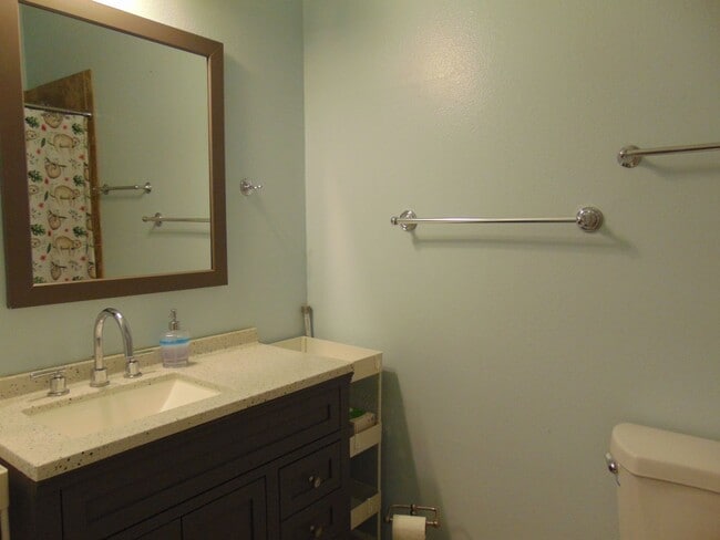 Building Photo - Orchid Manor Condo Studio w/Full kitchen + Enclosed lanai