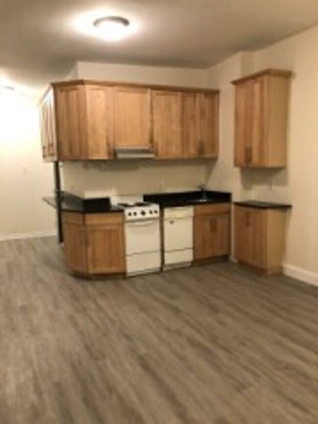 Building Photo - KENMORE (BU/NEU) 3 bed 1.5 bath - 9/1 - NO FEE