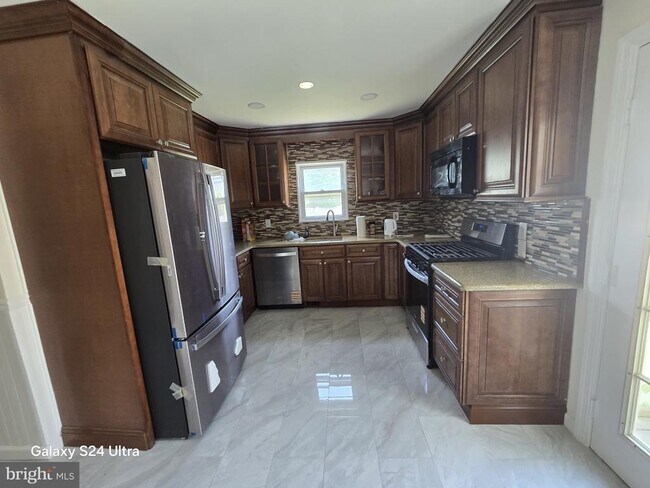 Building Photo - 18 Brookfield Dr