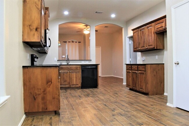 Building Photo - Beautiful Home in Twin Mills close to Bail...