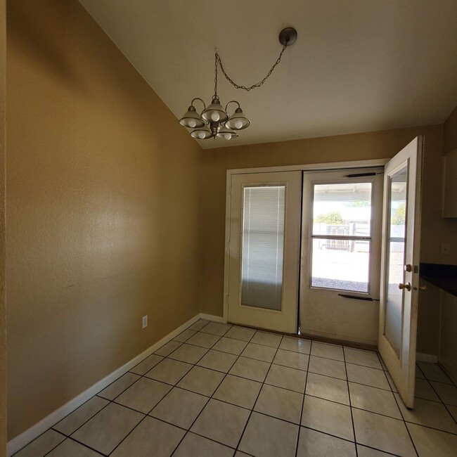 Building Photo - 3 BEDROOM CORNER LOT HOME IN CHANDLER W HU...