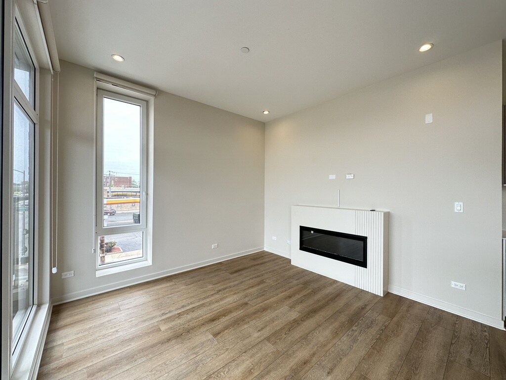 Building Photo - 3207 N Narragansett Ave