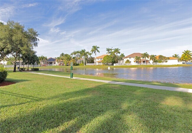 Building Photo - 949 Tanglewood Cir