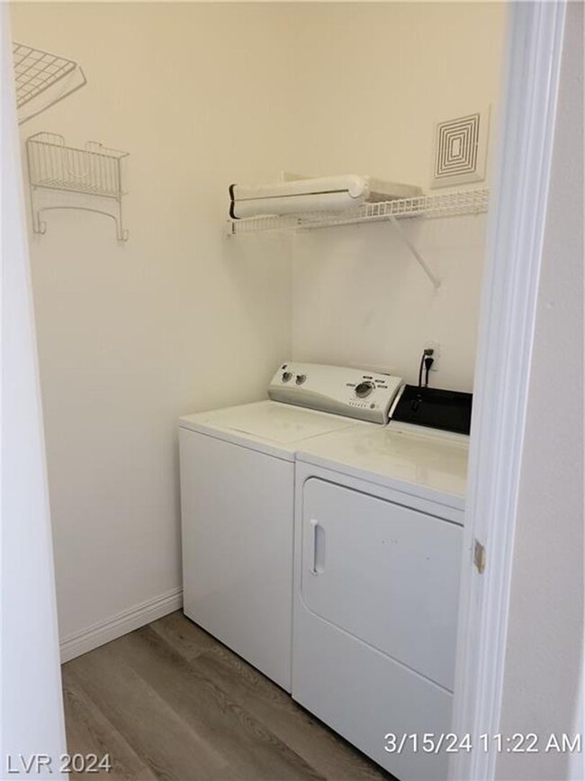 Building Photo - 2ND FLOOR 1 BED, 1 BATH UNIT ON THE SOUTH ...