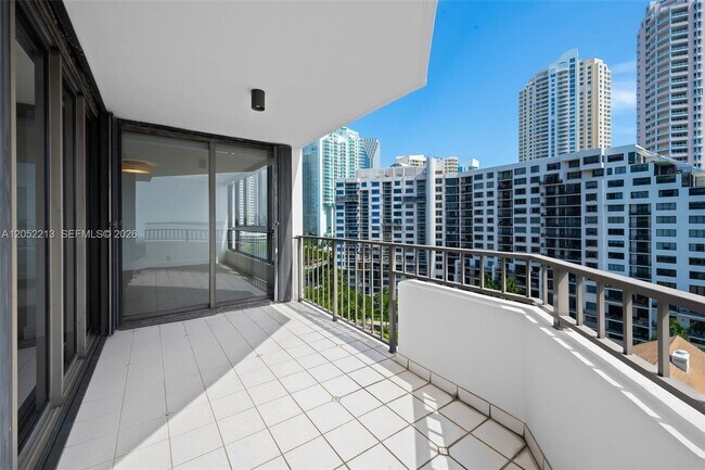 Building Photo - 520 Brickell Key Dr