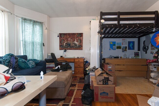 Building Photo - Sunny 2 Bed in Allston | Hardwood Floors | Dishwasher | 9/1