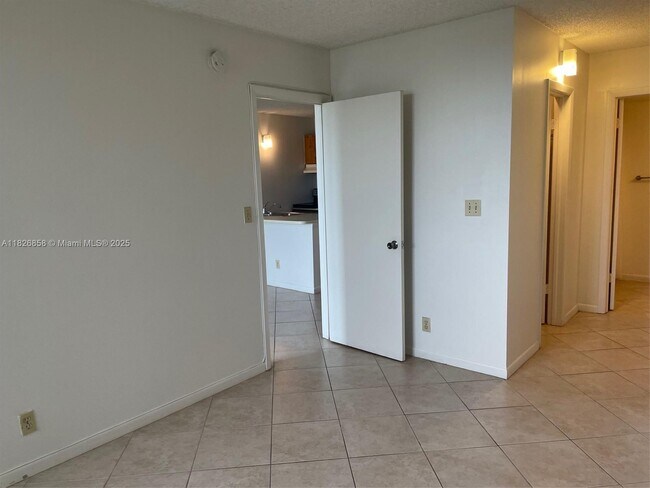 Building Photo - 2771 Riverside Dr