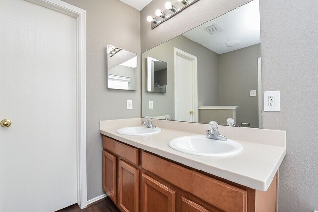 Building Photo - 642 Kiley Dr