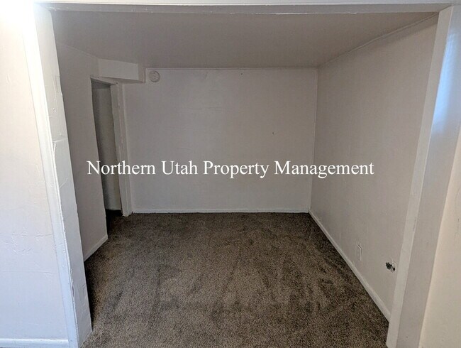 Building Photo - Lower Level Studio Unit