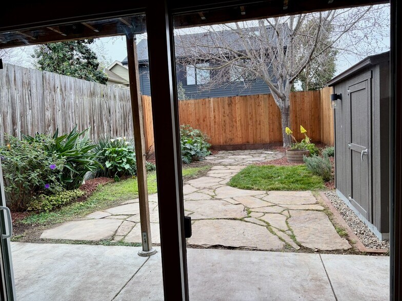 Building Photo - 3263 Louise St