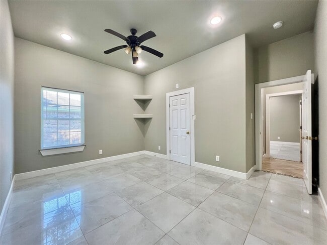 Building Photo - 216 Thorn Ridge St