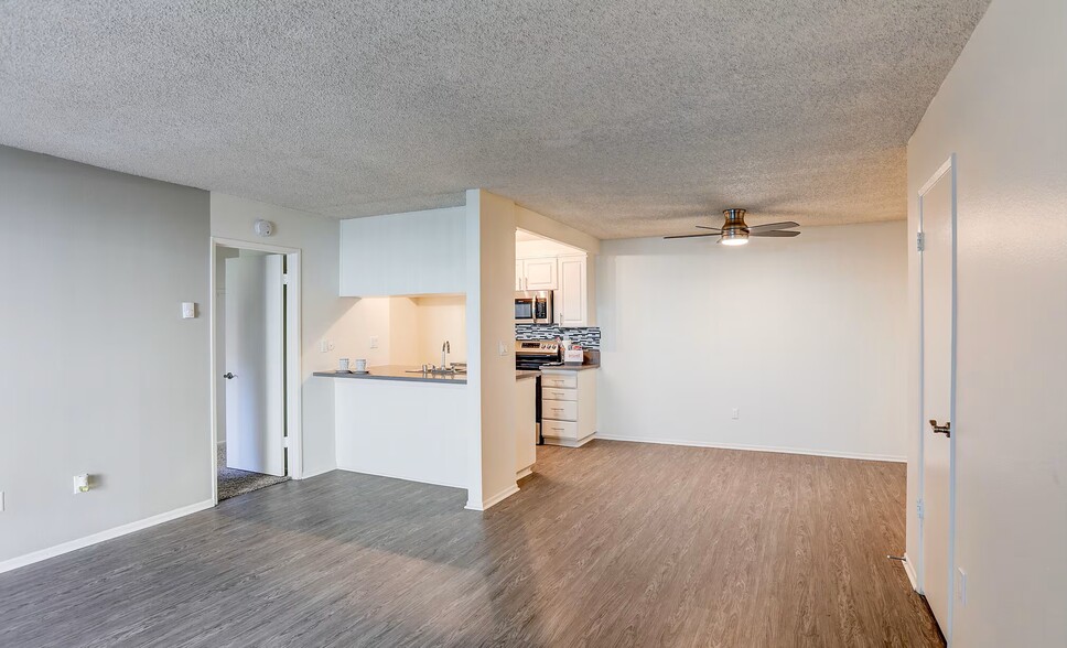 J plan down - 1BR, 1BA - 700sf - Chateau De Ville