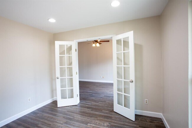 Building Photo - 10404 Doering Ln