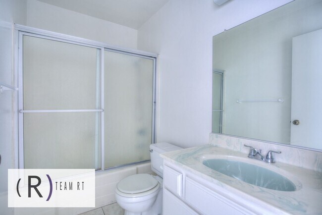 Building Photo - A Charming Condominium in a Quiet and Desi...