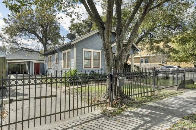 Building Photo - 804 E 27th St
