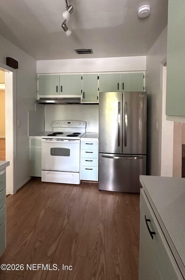 Building Photo - 2836 Ionic Ave