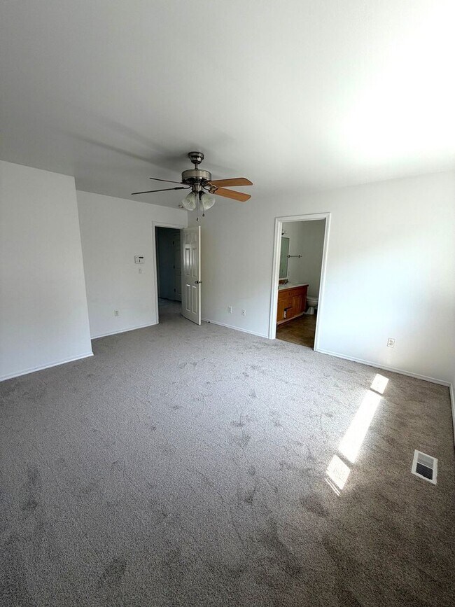 Building Photo - Large 4 bedroom 2.5 bathroom in Arlington