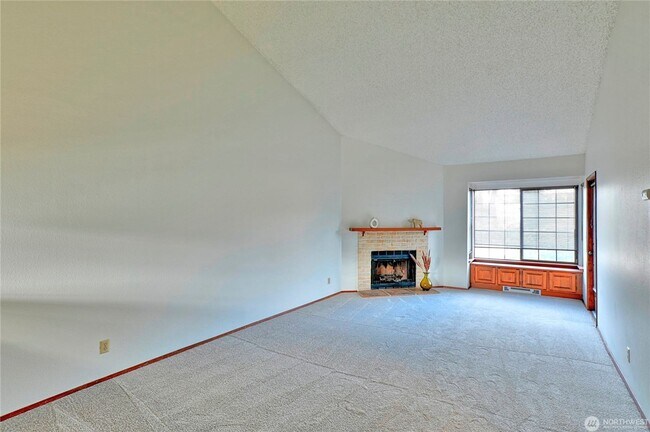 Building Photo - Spacious 2-Bed, 2-Bath Condo in Prime Ever...