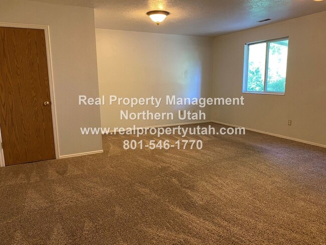 Building Photo - 5 Bedroom Home In West Point Available Now!