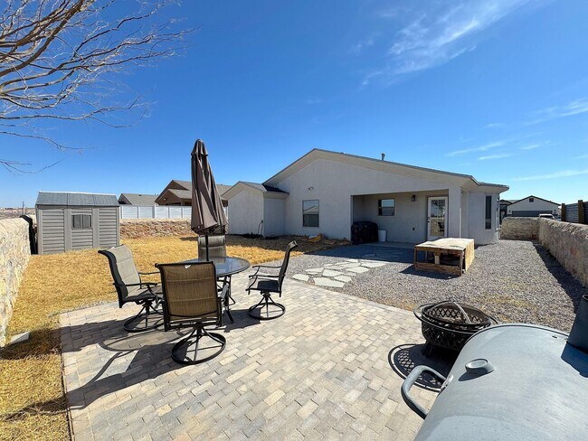 Building Photo - Beautiful 3 Bed 2 Bath with Refrig A/C!