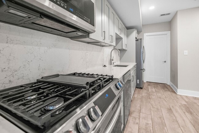 Building Photo - Lovely 1 BR/1.5 BA Condo in Columbia Heights!