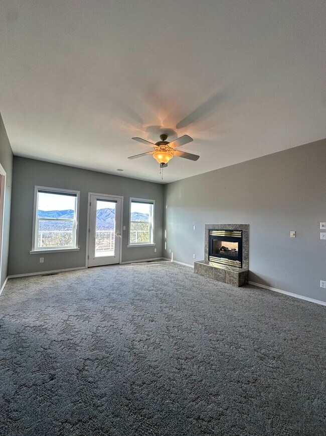 Building Photo - Stunning 4 Bedroom Briarwood Home with City View - MOVE IN SPECIAL $200 OFF
