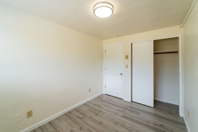 Building Photo - Davisson Tri-Plex