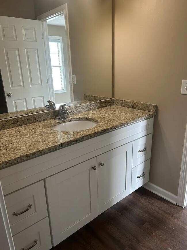 Building Photo - 201 Cherry Way