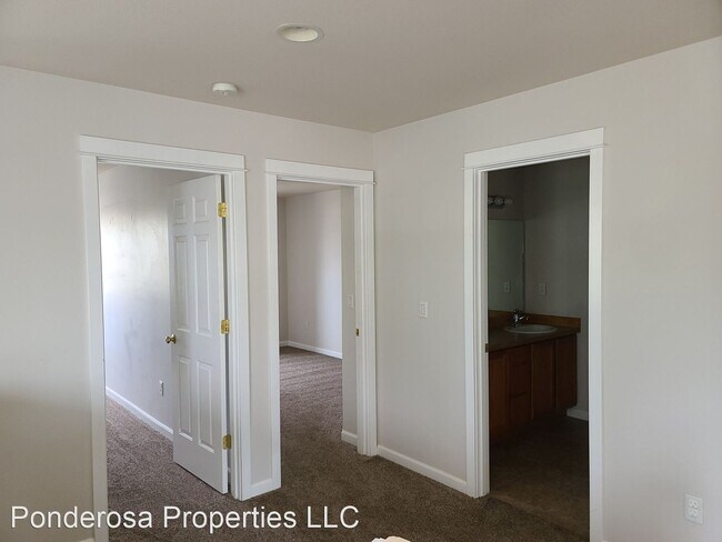 Building Photo - 3 br, 2.5 bath House - 150 SW Cascade Moun...