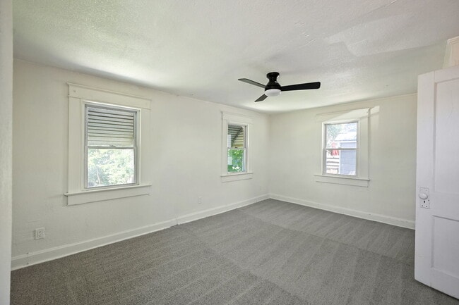 Building Photo - 422 N Thompson St