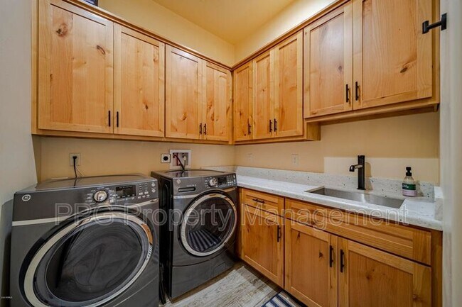 Building Photo - 335 Latigo Way