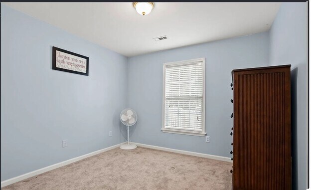 Building Photo - Spacious 3/2 Available Now!
