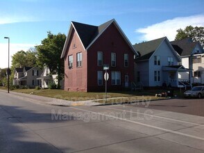 Building Photo - 4 bedroom in proximity to UWEC and downtown available June 1st