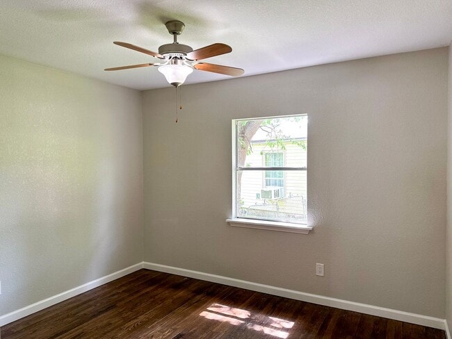 Building Photo - 4 Bedroom / 2 Bath