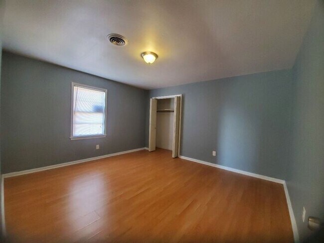 Building Photo - 10 Bostic St