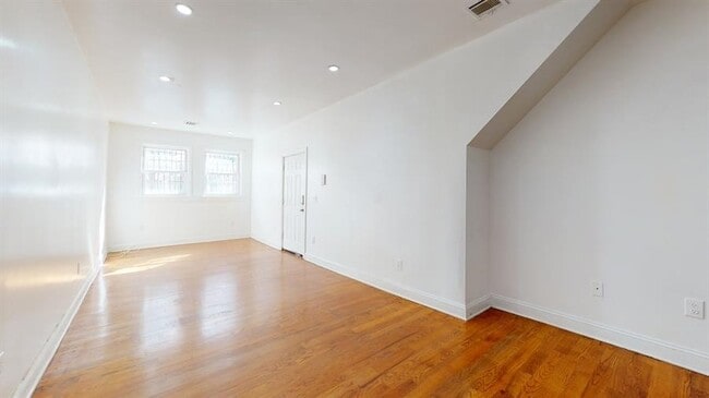 Building Photo - 131 Brunswick St