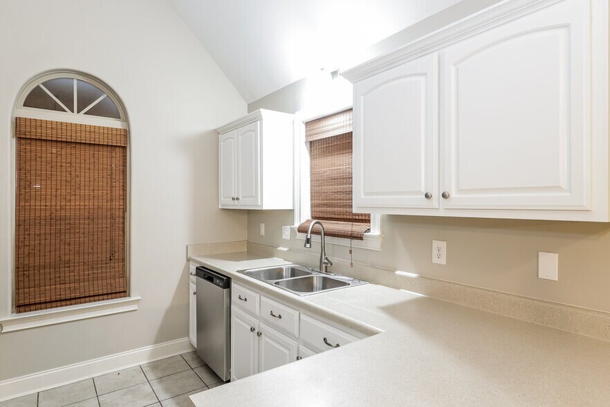 Building Photo - 240 Brighton Village Loop
