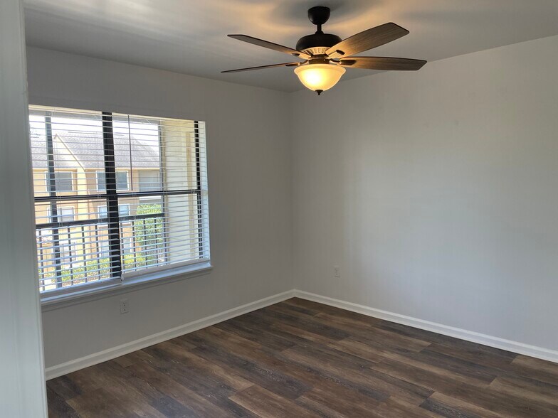 Building Photo - 11901 4th St N