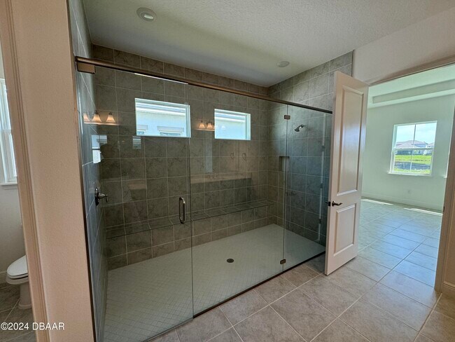 Building Photo - 2005 Divot Dr