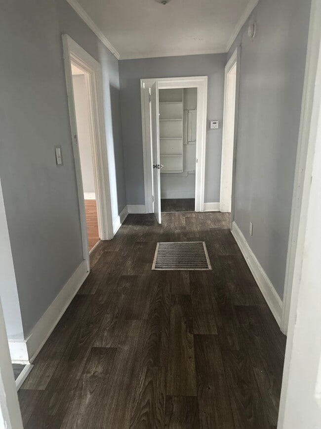 Building Photo - Spacious 3 bedroom 1 bath home