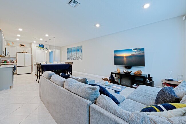 Building Photo - 1832 SE Roxy Way