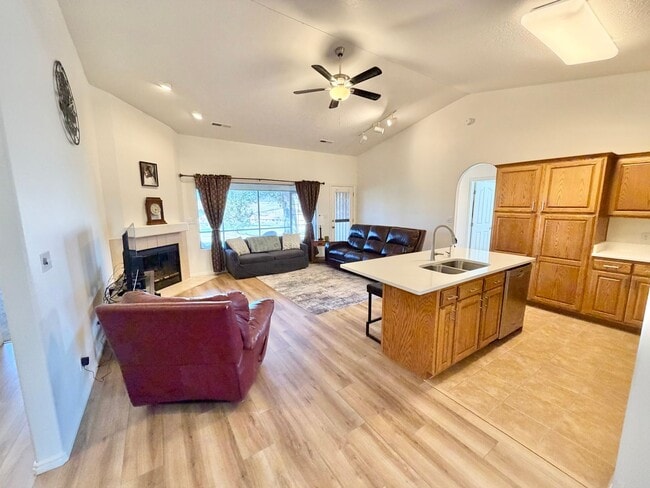 Building Photo - Short term rental available! 10-Month lease!!