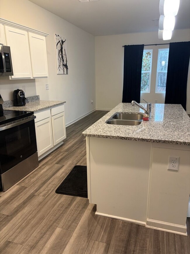 Building Photo - End-Unit Townhouse