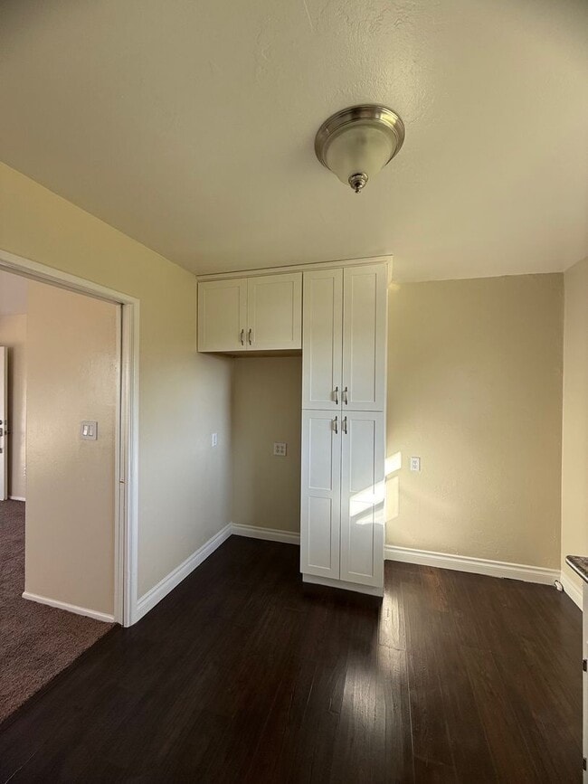 Building Photo - 3 bed 1.5 bath house + Studio Apt