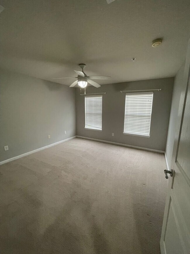 Building Photo - Midtowne