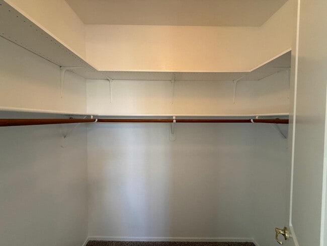 Building Photo - 906 W Glenmere Dr