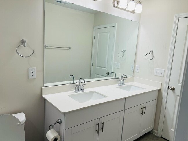 Building Photo - 280 Brook Farm Ln