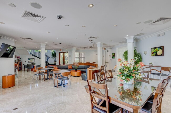 Building Photo - 500 Uno Lago Dr