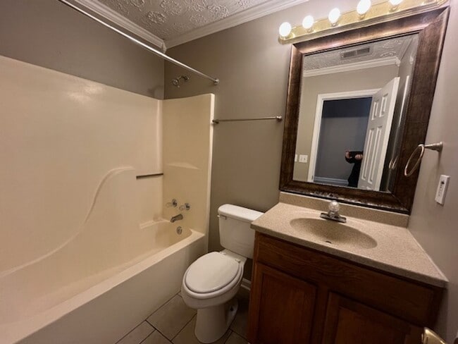 Building Photo - Renovated 3 Bedroom 2 Bath Home for Rent!